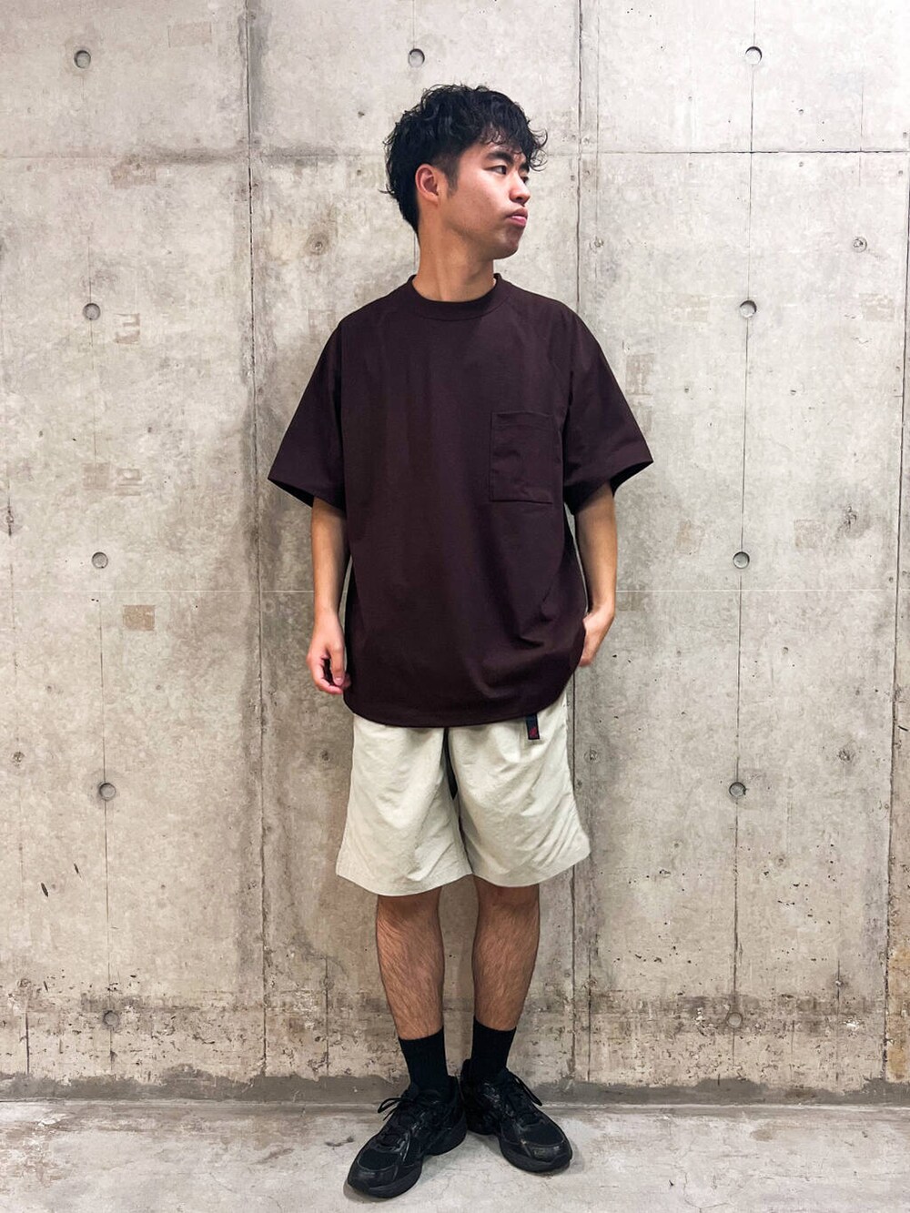 ベージュ系のその他パンツ、ブラウン系のTシャツ/カットソーを着用したメンズの夏コーディネートの2枚目の写真