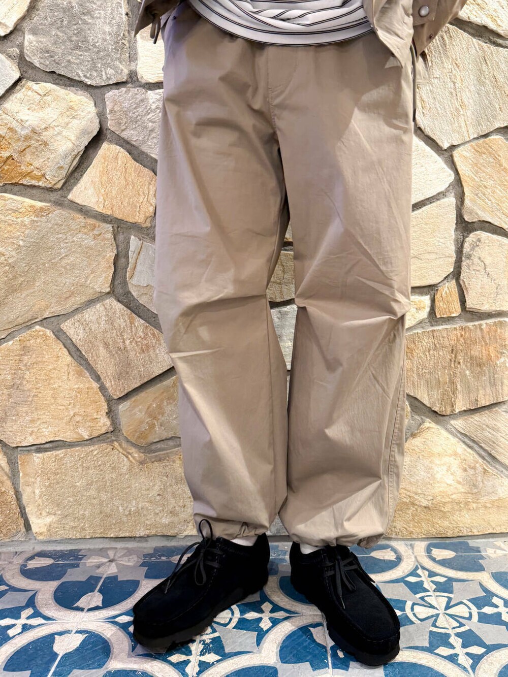 「シンプル、カジュアル、clarks、urbanresearchdoors、オーバーサイズ、ロンT、ナイロン、シンプルコーデ、FORK&SPOON、SonnyLabel、アウトドア、リュック、パンツ、旅行、newarrival」|「ClarksのClarks WallabeeGTX(ブーツ、ブラック系)」を使った、takahiroさん(メンズ・179cm)の春コーディネートの5枚目の写真