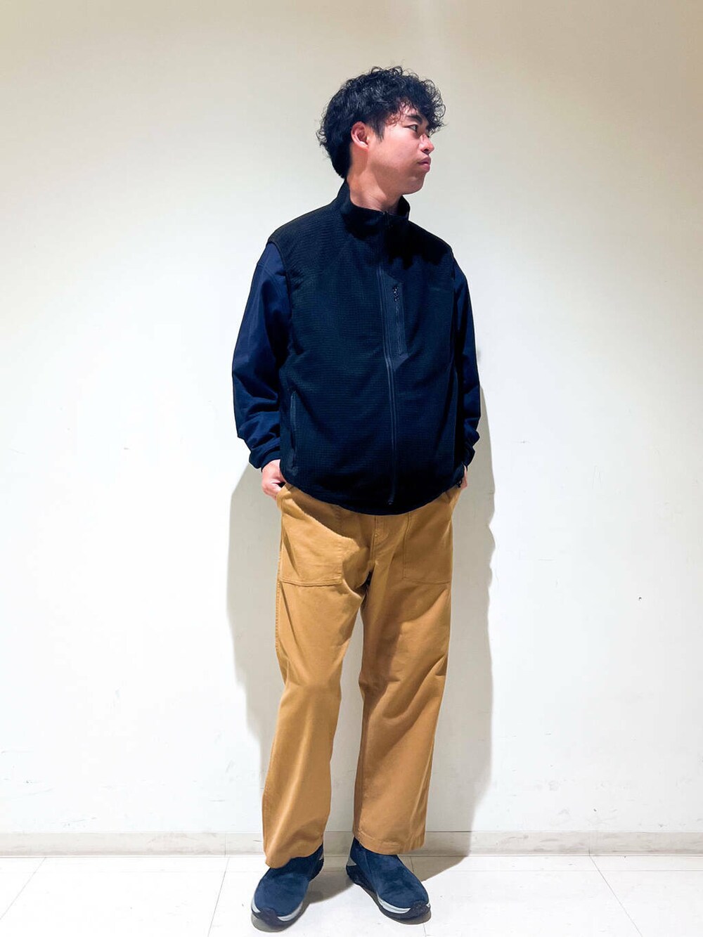 イエロー系のその他パンツ、ブルー系のTシャツ/カットソー、ブラック系のその他アウターを着用したメンズの秋コーディネートの3枚目の写真