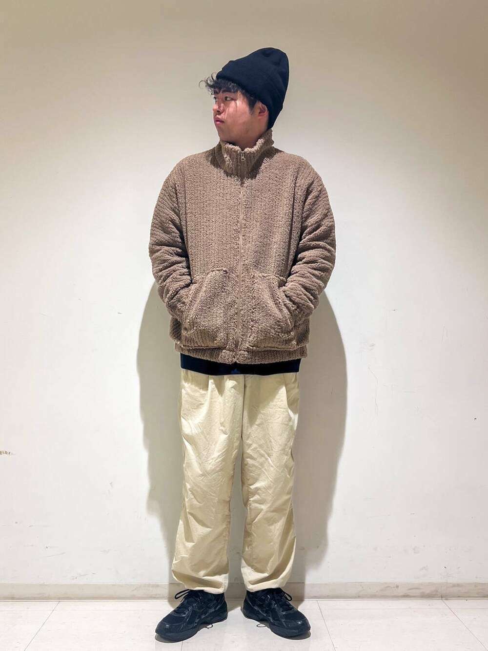 ベージュ系のその他パンツ、ブルー系のスウェット、ブラウン系のブルゾンを着用したメンズの秋コーディネートの3枚目の写真