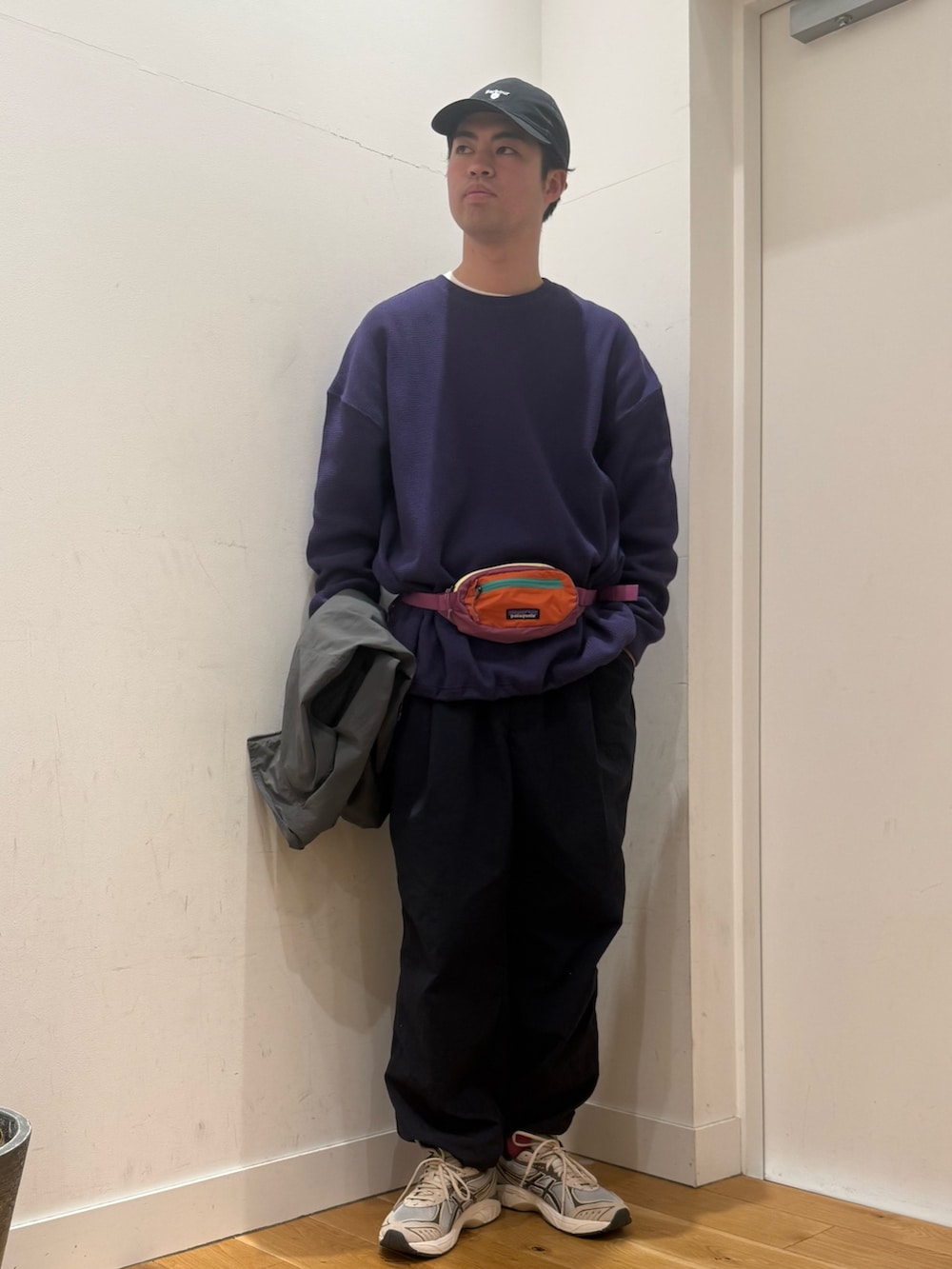 グレー系のナイロンジャケット、パープル系のTシャツ/カットソー、ブルー系のその他パンツを着用したメンズの冬コーディネートの3枚目の写真