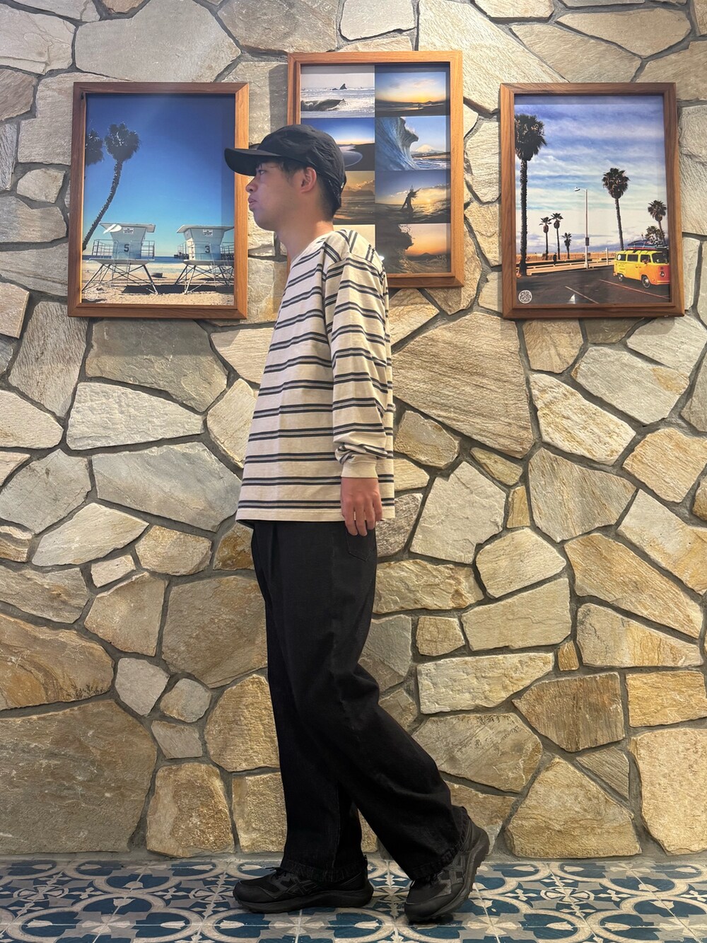 ベージュ系のTシャツ/カットソー、ブラック系のデニムパンツを着用したメンズの秋コーディネートの2枚目の写真