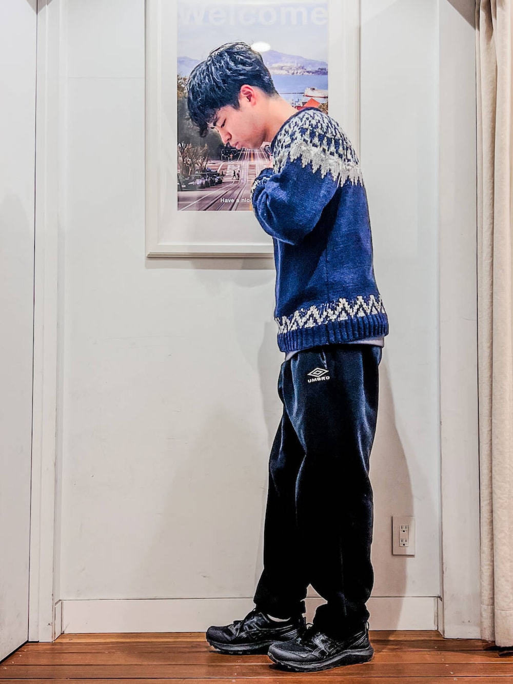 ブラック系のその他パンツ、ブルー系のニット/セーターを着用したメンズの冬コーディネートの2枚目の写真