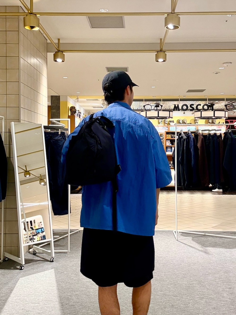 ブルー系のTシャツ/カットソー、ブルー系のその他パンツ、ブルー系のシャツ/ブラウスを着用したメンズの春コーディネートの2枚目の写真