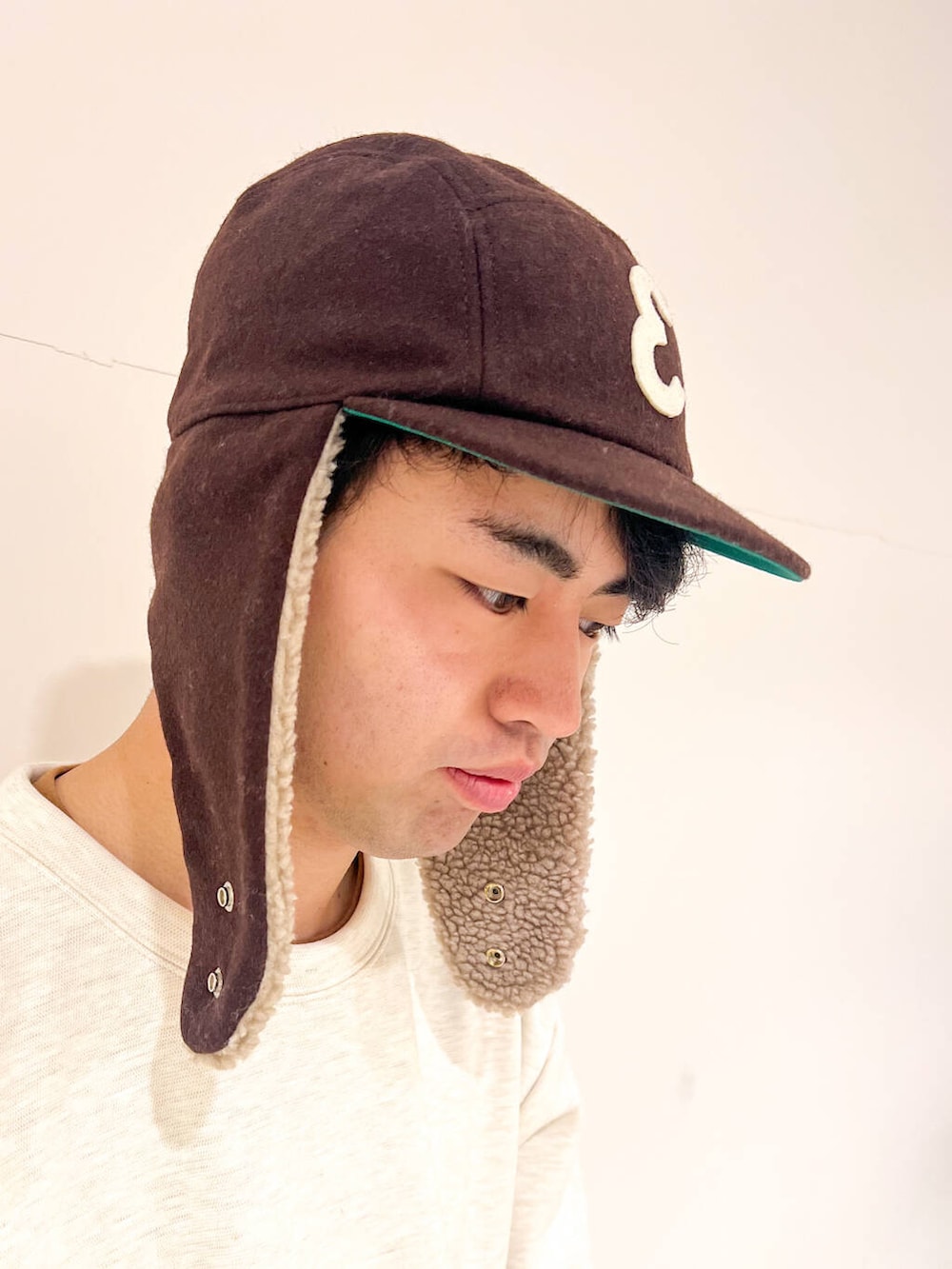 グリーン系のその他パンツ、ベージュ系のスウェット、ブラウン系のキャップを着用したメンズの冬コーディネートの4枚目の写真