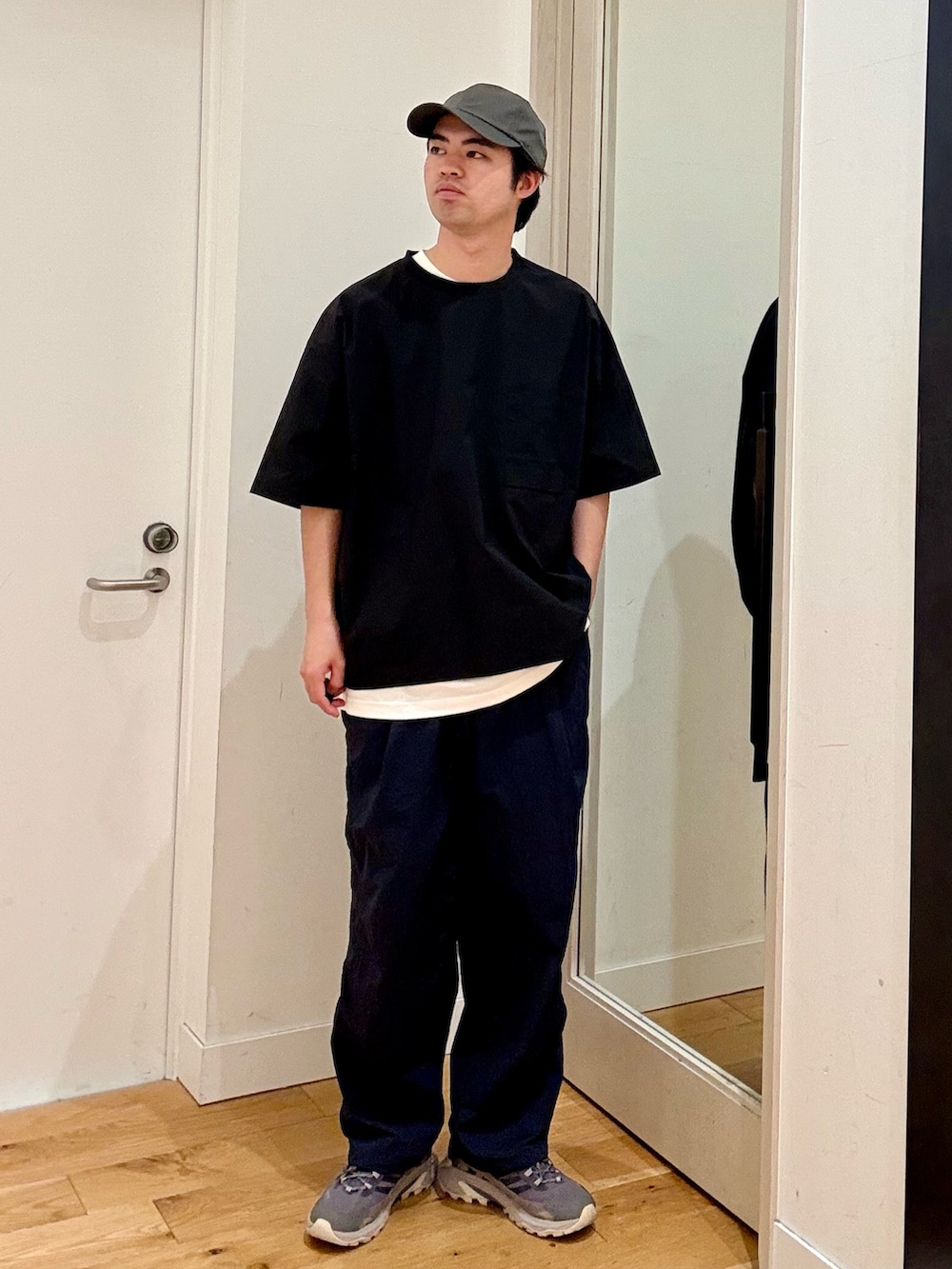 ブラック系のTシャツ/カットソー、ホワイト系のTシャツ/カットソー、ブルー系のその他パンツを着用したメンズの夏コーディネートの2枚目の写真