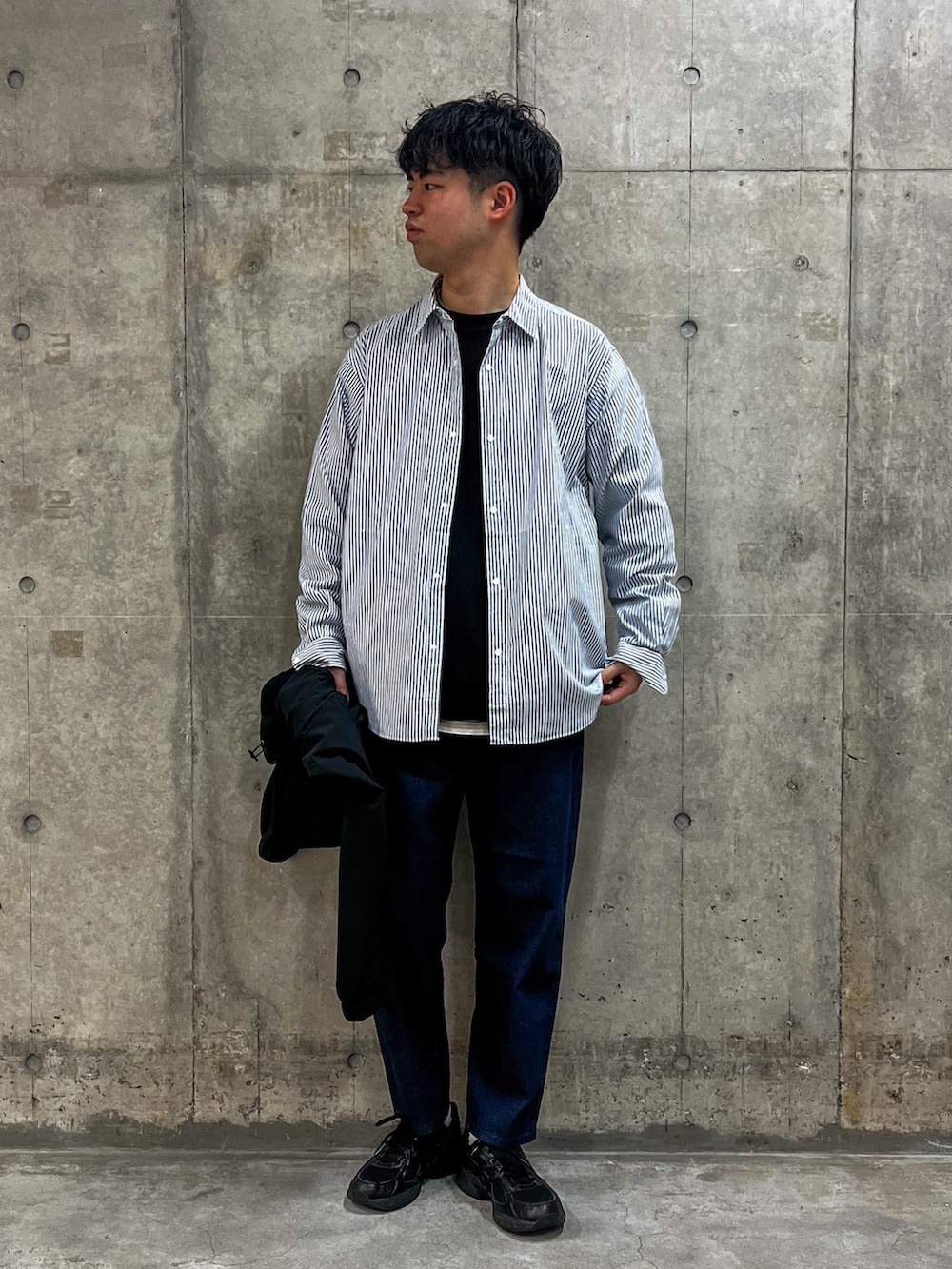 ブラック系のカーディガン/ボレロ、その他のシャツ/ブラウス、ブルー系のデニムパンツを着用したメンズの春コーディネートの2枚目の写真