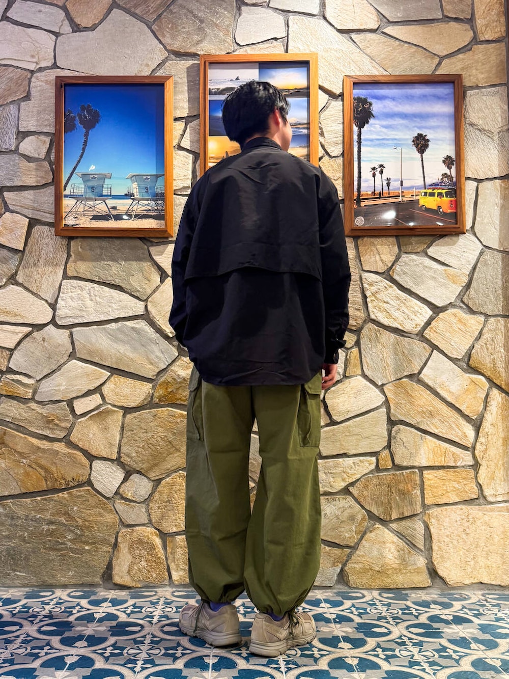 ホワイト系のTシャツ/カットソー、ブラック系のシャツ/ブラウス、グリーン系のその他パンツを着用したメンズの春コーディネートの2枚目の写真