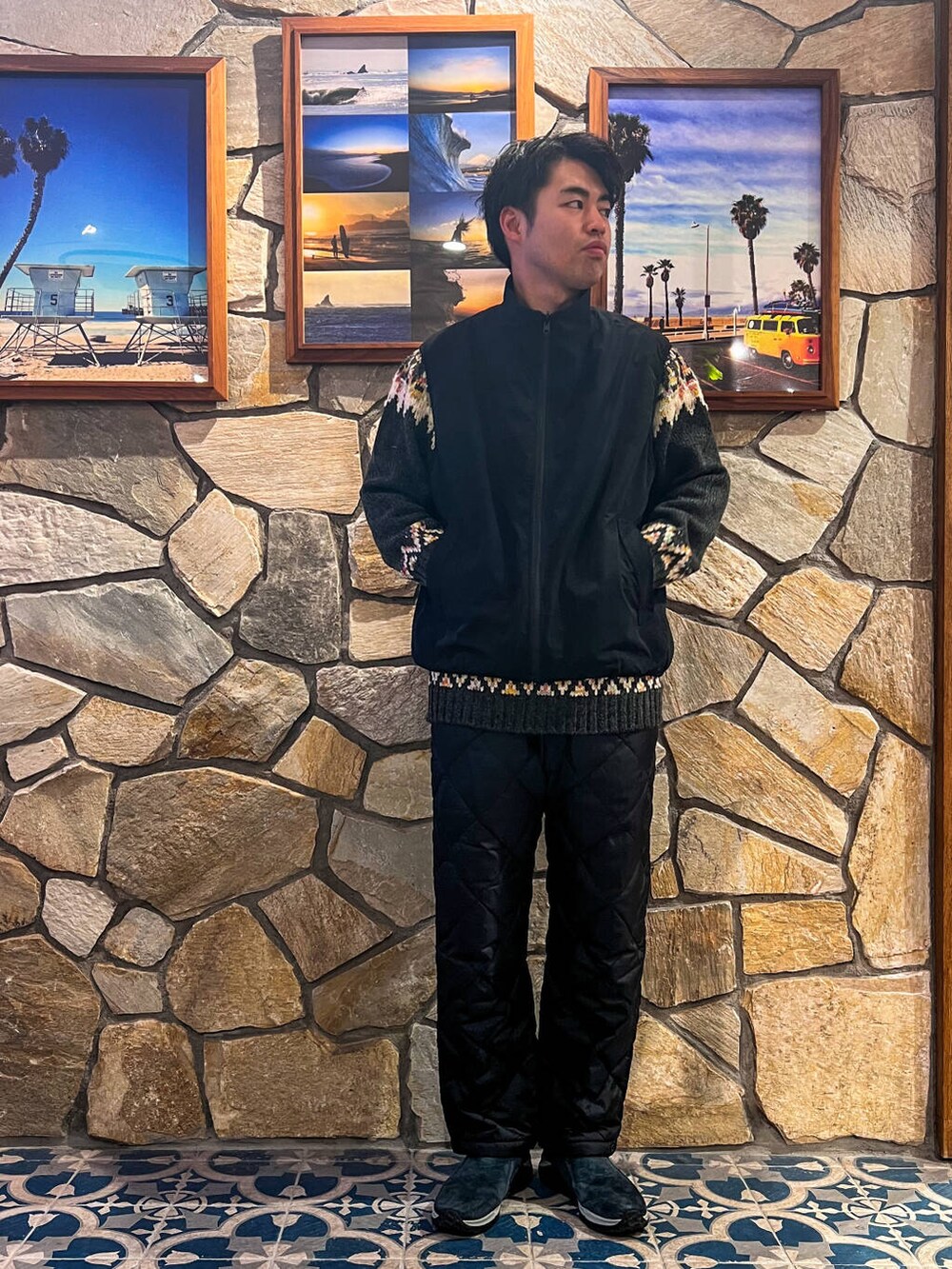 ブラック系のその他パンツ、ブラック系のその他アウター、グレー系のニット/セーターを着用したメンズの冬コーディネートの4枚目の写真