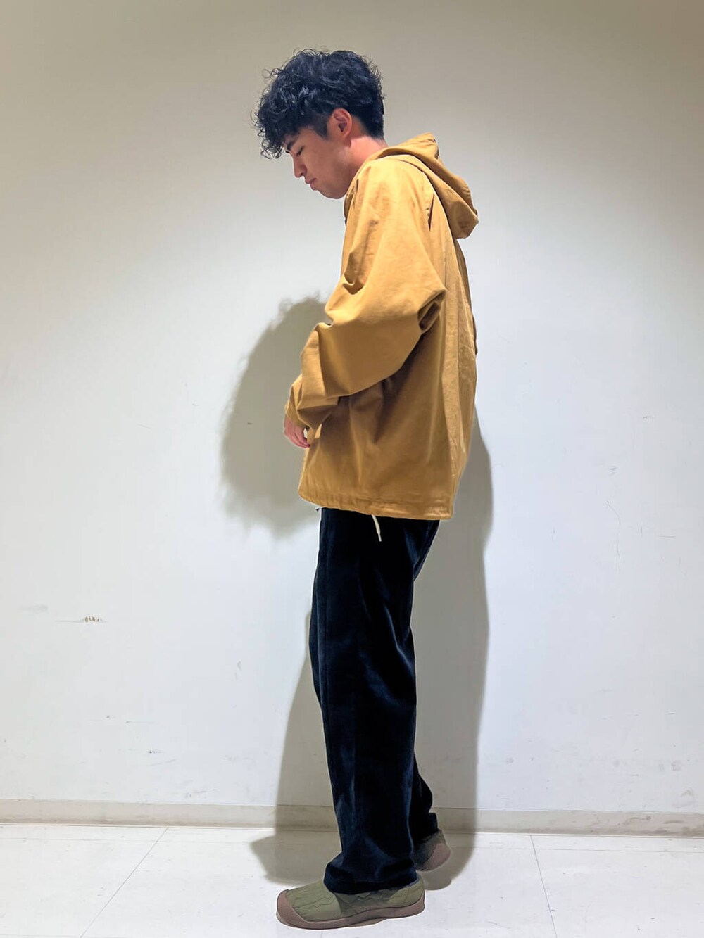 ホワイト系のTシャツ/カットソー、イエロー系のその他アウター、グレー系のその他パンツを着用したメンズの秋コーディネートの3枚目の写真