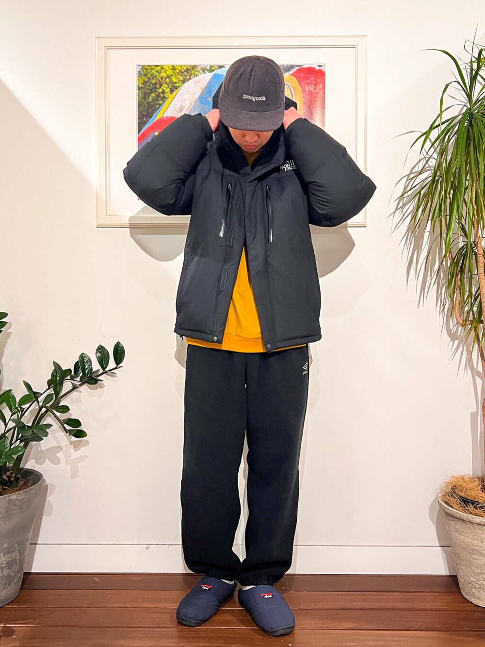 ブルー系のサンダル、イエロー系のスウェット、ブラック系のその他パンツを着用したメンズの冬コーディネートの2枚目の写真