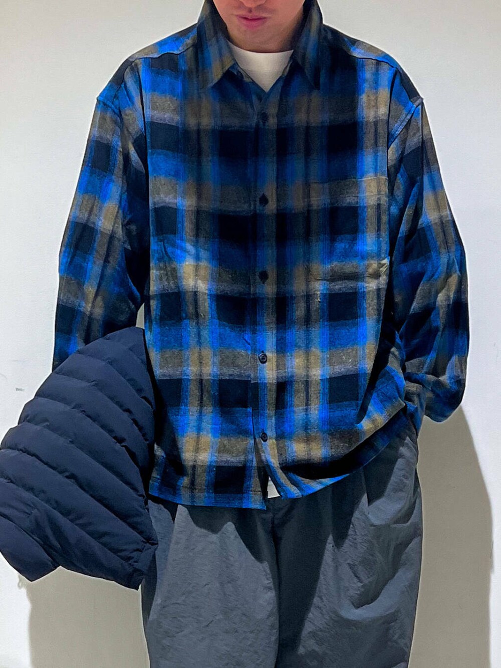 グレー系のその他パンツ、ブラック系のシャツ/ブラウス、ブラック系のスニーカーを着用したメンズの秋コーディネートの4枚目の写真