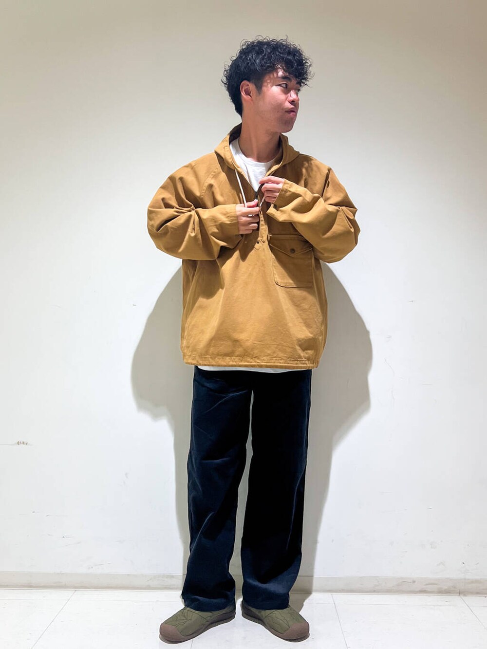 ホワイト系のTシャツ/カットソー、イエロー系のその他アウター、グレー系のその他パンツを着用したメンズの秋コーディネートの2枚目の写真