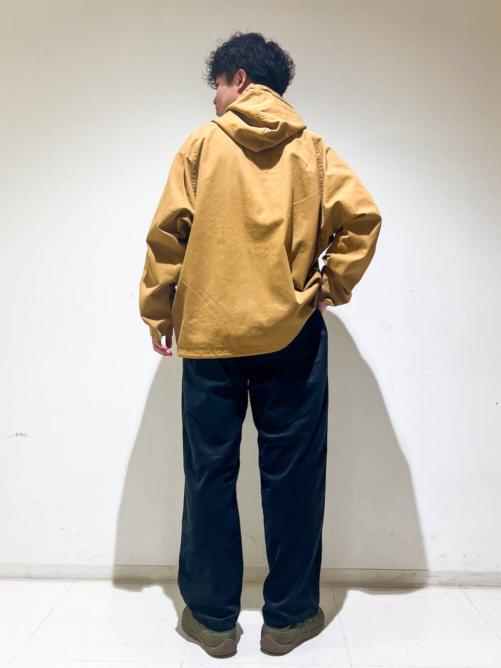 ホワイト系のTシャツ/カットソー、イエロー系のその他アウター、グレー系のその他パンツを着用したメンズの秋コーディネートの4枚目の写真