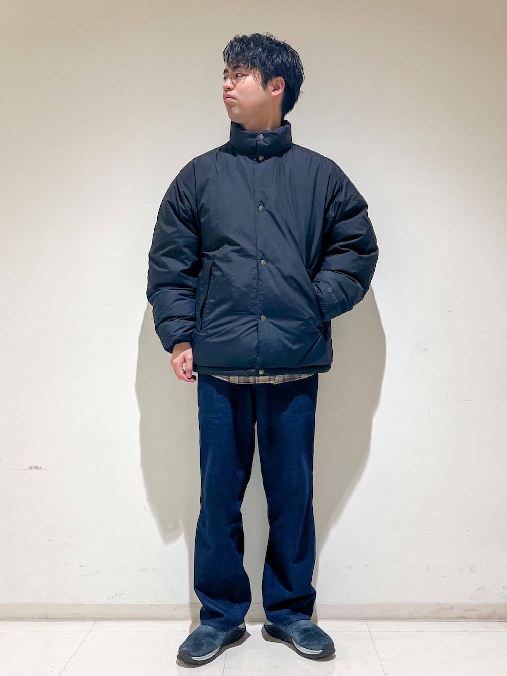 ブルー系のデニムパンツ、ブラック系のダウンジャケット/コート、その他のシャツ/ブラウスを着用したメンズの冬コーディネートの3枚目の写真