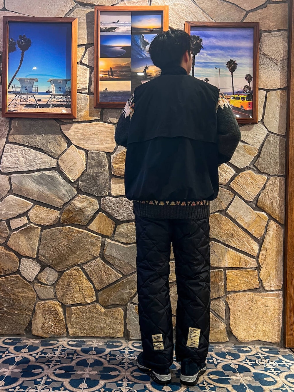 ブラック系のその他パンツ、ブラック系のその他アウター、グレー系のニット/セーターを着用したメンズの冬コーディネートの3枚目の写真