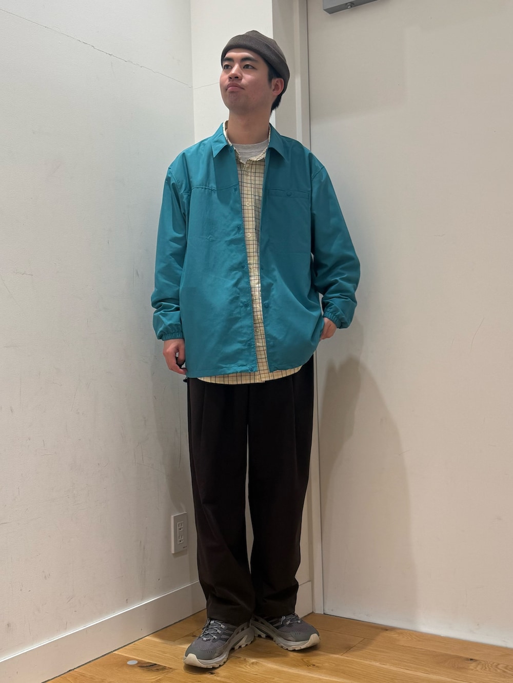 グリーン系のその他アウター、ブラウン系のその他パンツ、ブラウン系のニットキャップ/ビーニーを着用したメンズの春コーディネートの2枚目の写真