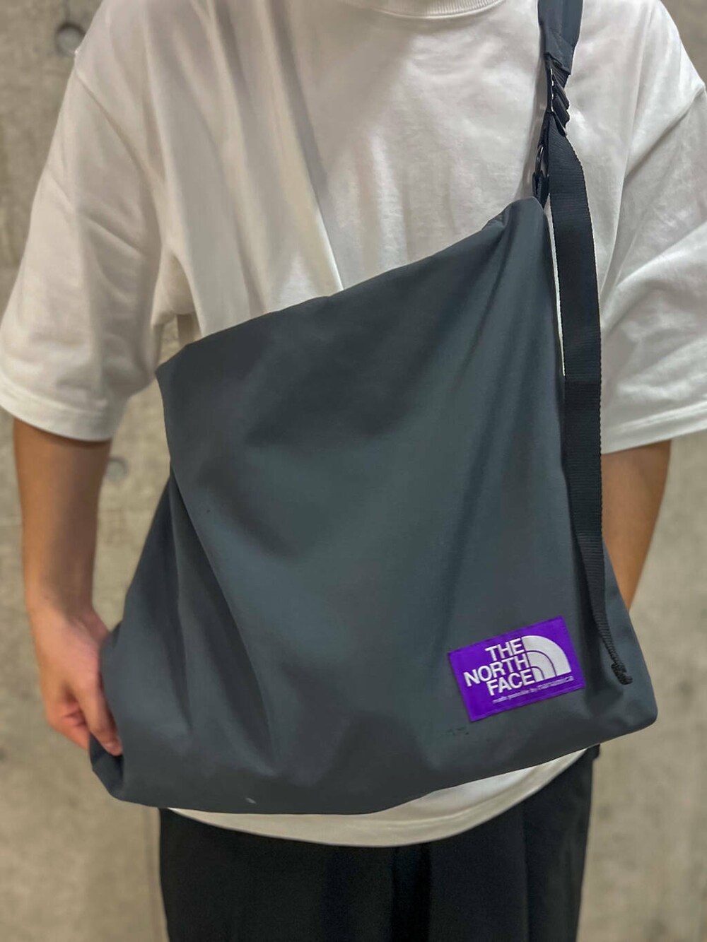 ホワイト系のサンダル、ホワイト系のTシャツ/カットソー、ブラック系のその他パンツを着用したメンズの夏コーディネートの3枚目の写真