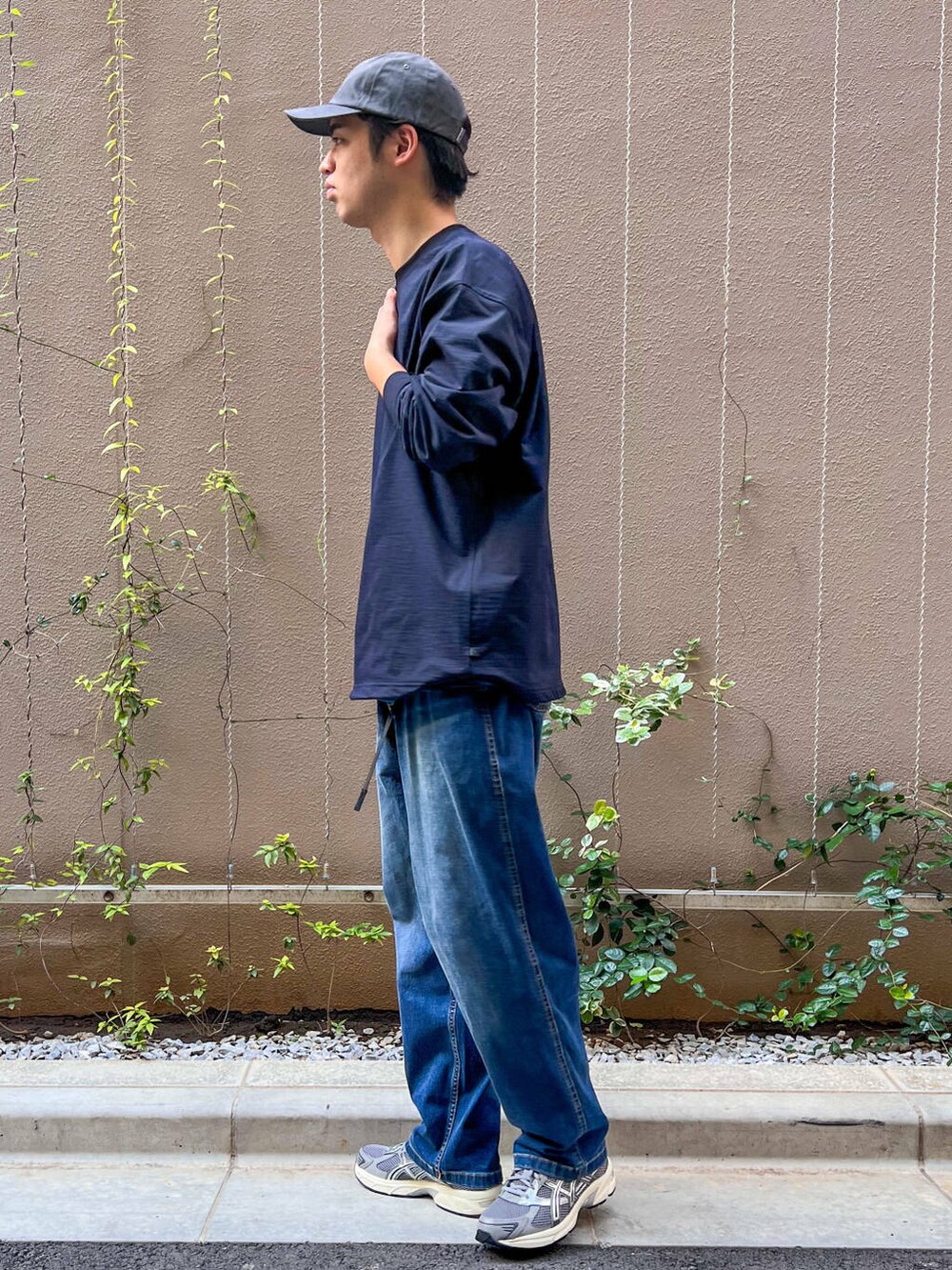 ブルー系のデニムパンツ、グレー系のスニーカー、ブルー系のTシャツ/カットソーを着用したメンズの秋コーディネートの3枚目の写真