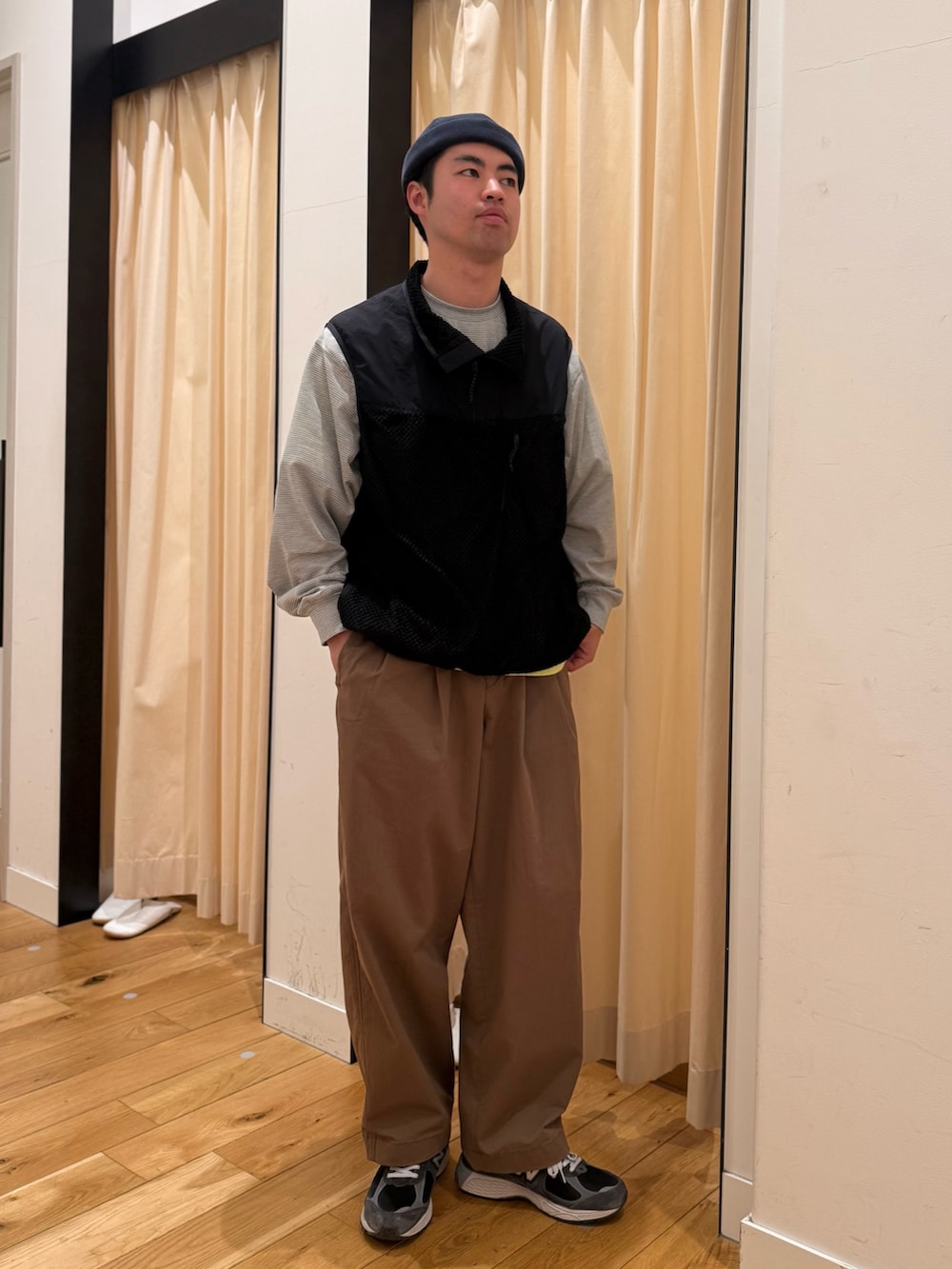 ブラック系のベスト、グレー系のTシャツ/カットソー、ブラウン系のその他パンツを着用したメンズの冬コーディネートの2枚目の写真