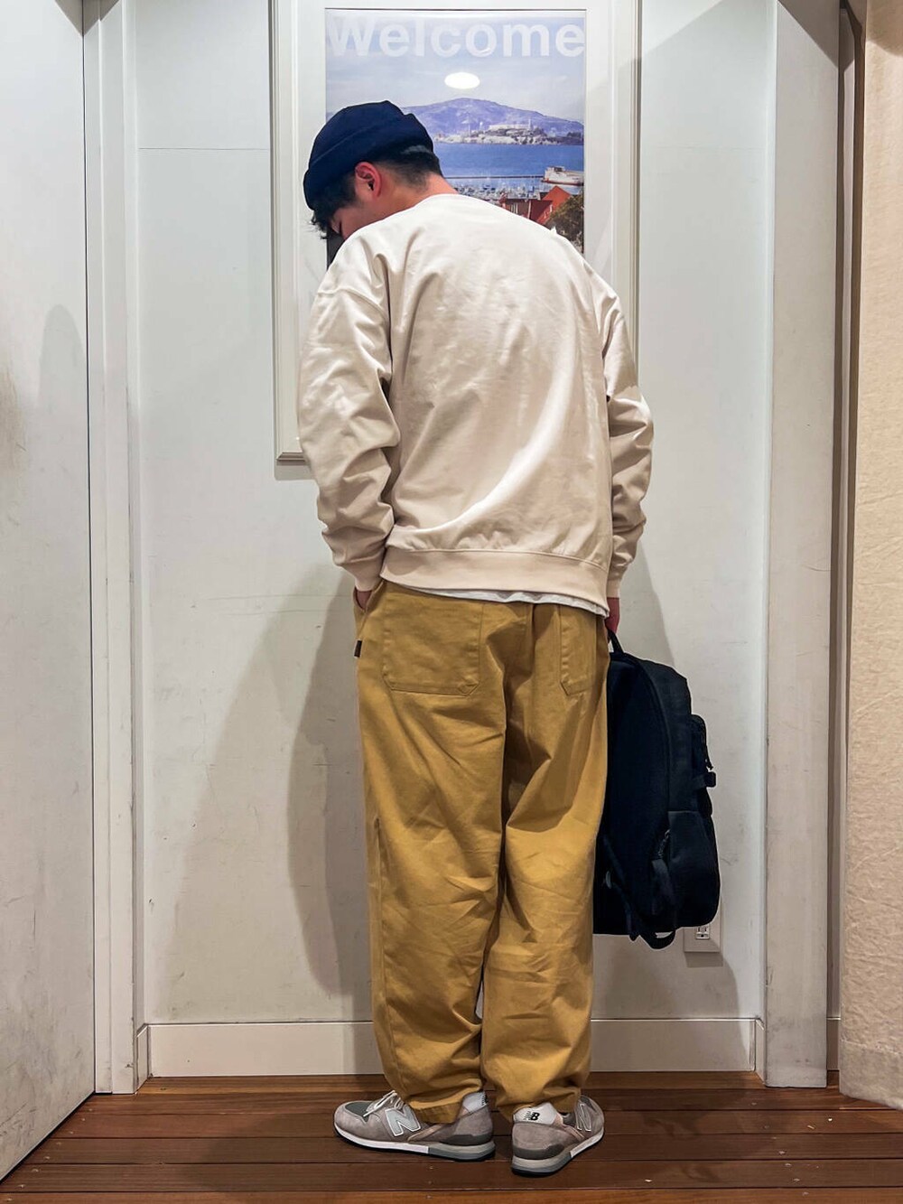 ホワイト系のTシャツ/カットソー、グレー系のスニーカー、ベージュ系のその他パンツを着用したメンズの冬コーディネートの2枚目の写真