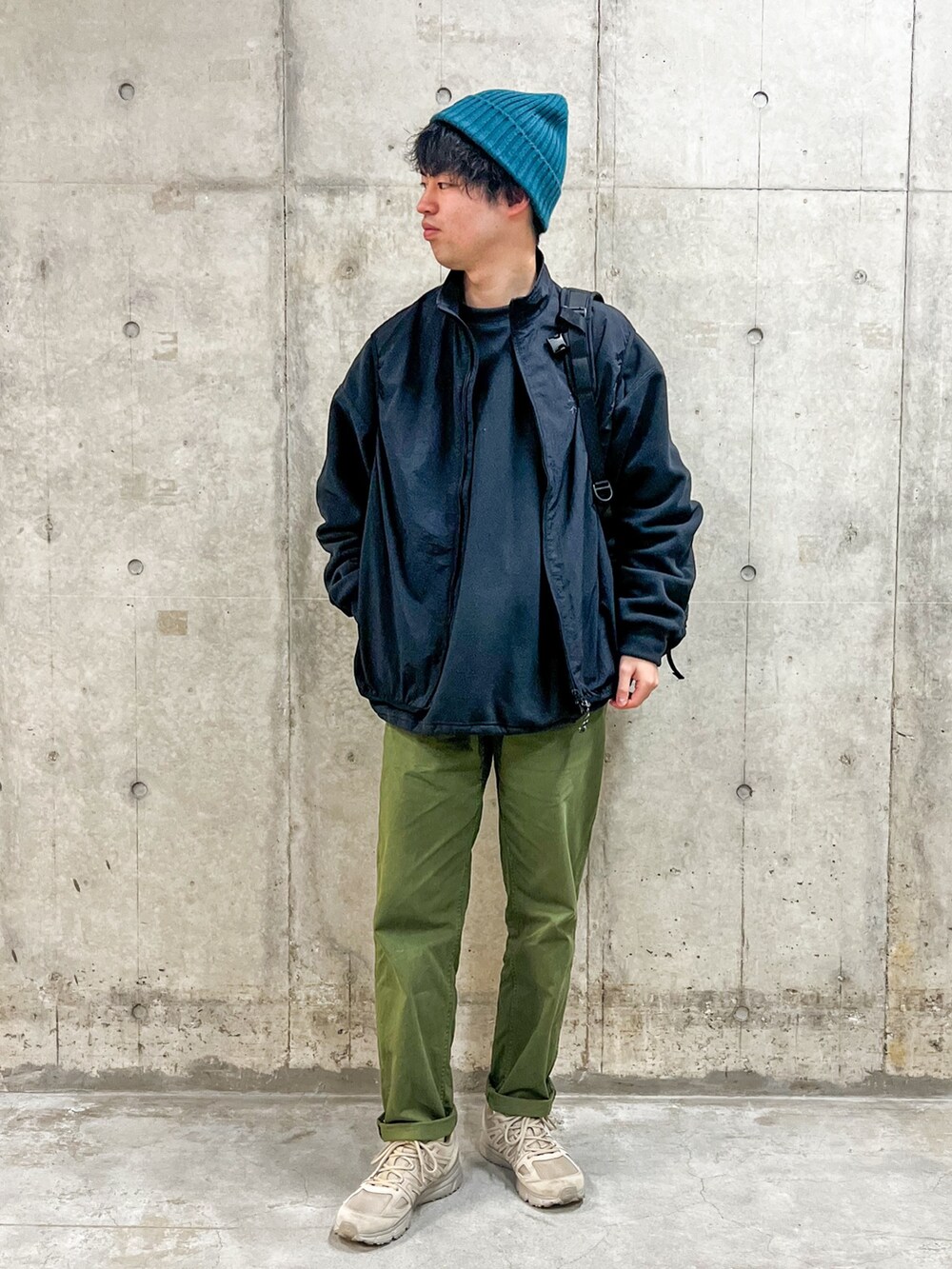 ブラック系のその他トップス、ブラック系のジャケット/アウター、ブラック系のバッグを着用したメンズの冬コーディネートの2枚目の写真