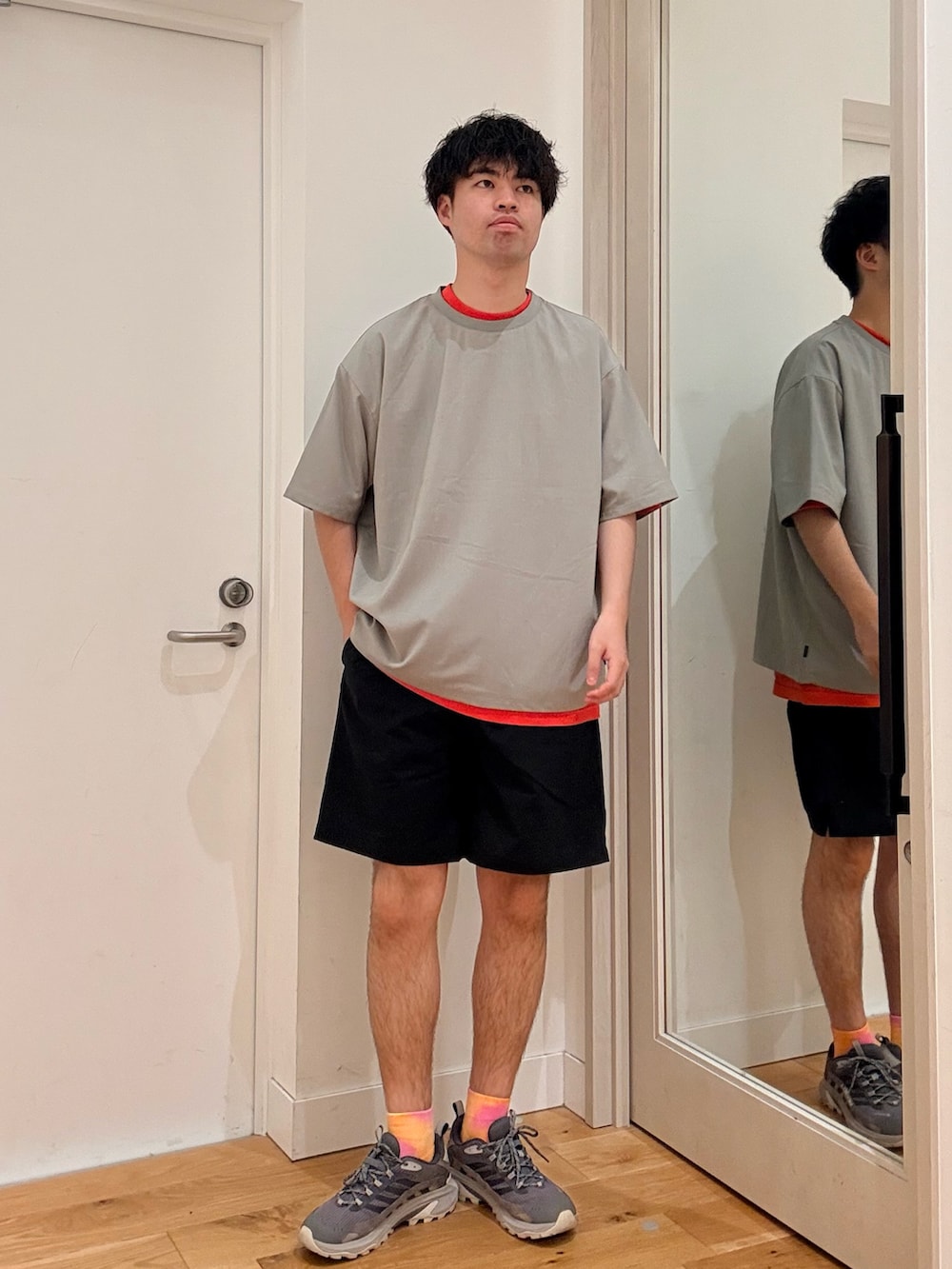 グレー系のTシャツ/カットソー、オレンジ系のTシャツ/カットソー、ブラック系のその他パンツを着用したメンズの夏コーディネートの2枚目の写真