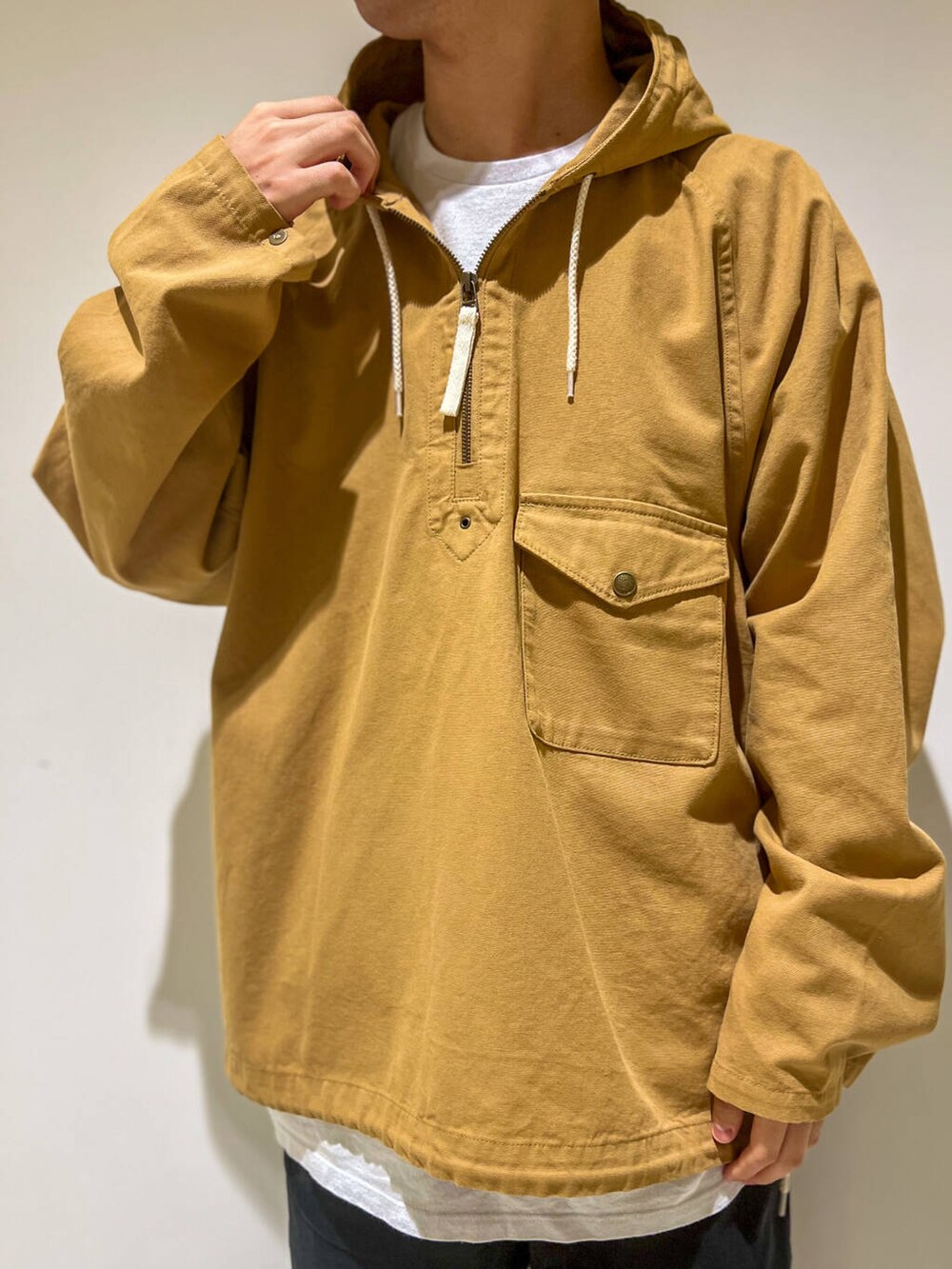 ホワイト系のTシャツ/カットソー、イエロー系のその他アウター、グレー系のその他パンツを着用したメンズの秋コーディネートの5枚目の写真