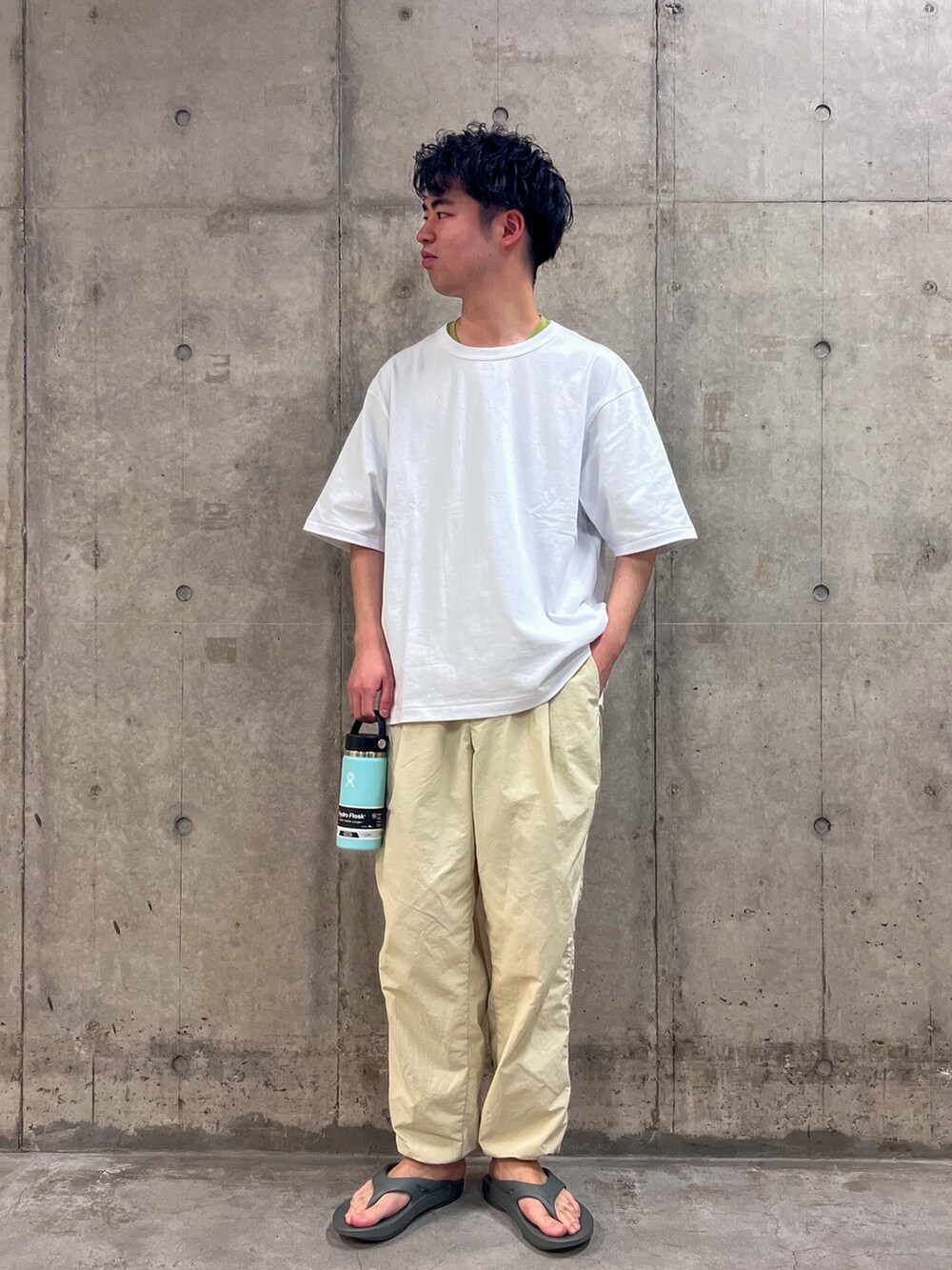 ホワイト系のTシャツ/カットソー、ベージュ系のその他パンツ、グレー系のサンダルを着用したメンズの春コーディネートの2枚目の写真