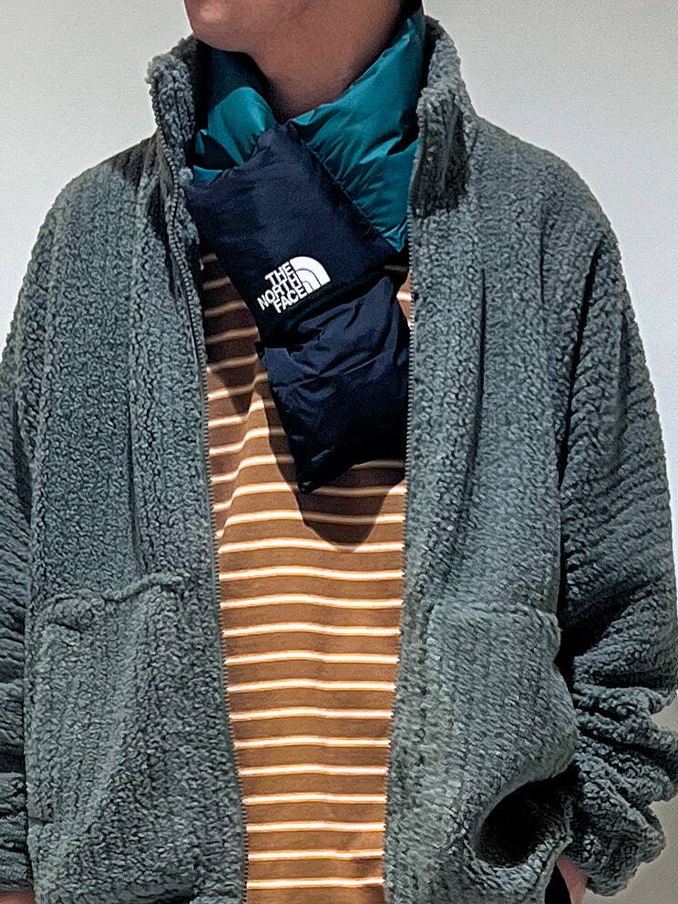 ブルー系のデニムパンツ、ベージュ系のTシャツ/カットソー、グリーン系のブルゾンを着用したメンズの秋コーディネートの4枚目の写真