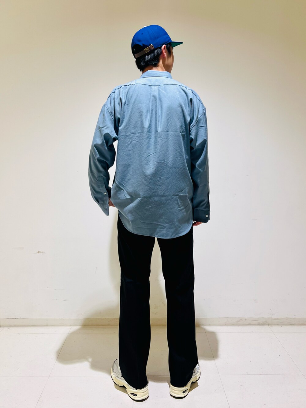 ブルー系のシャツ/ブラウス、ブラック系のその他パンツ、シルバー系のスニーカーを着用したメンズの春コーディネートの2枚目の写真