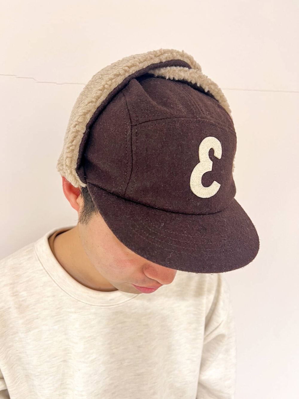 グリーン系のその他パンツ、ベージュ系のスウェット、ブラウン系のキャップを着用したメンズの冬コーディネートの3枚目の写真