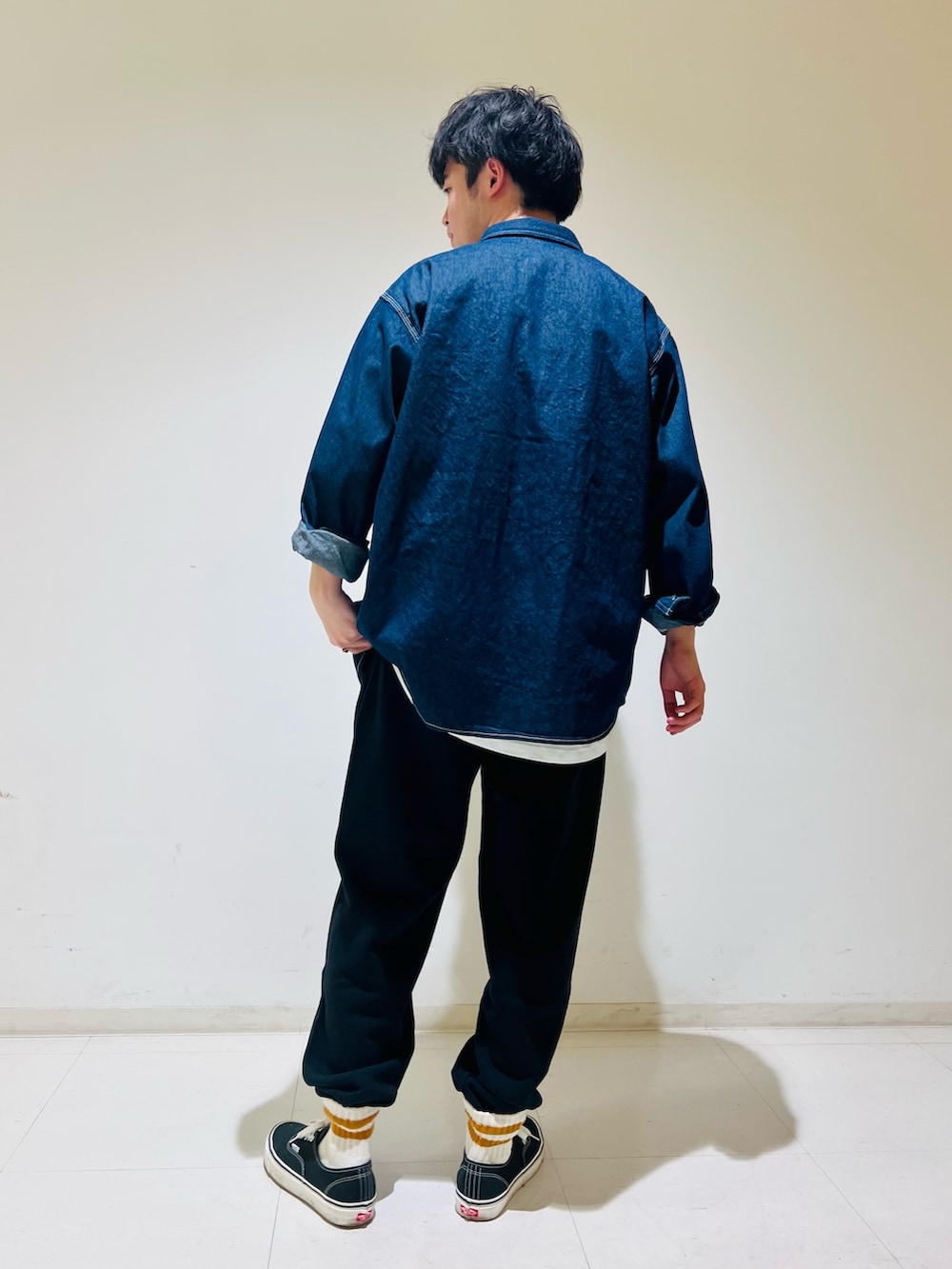 ブルー系のシャツ/ブラウス、グリーン系のTシャツ/カットソー、ブラック系のスウェットパンツを着用したメンズの春コーディネートの2枚目の写真