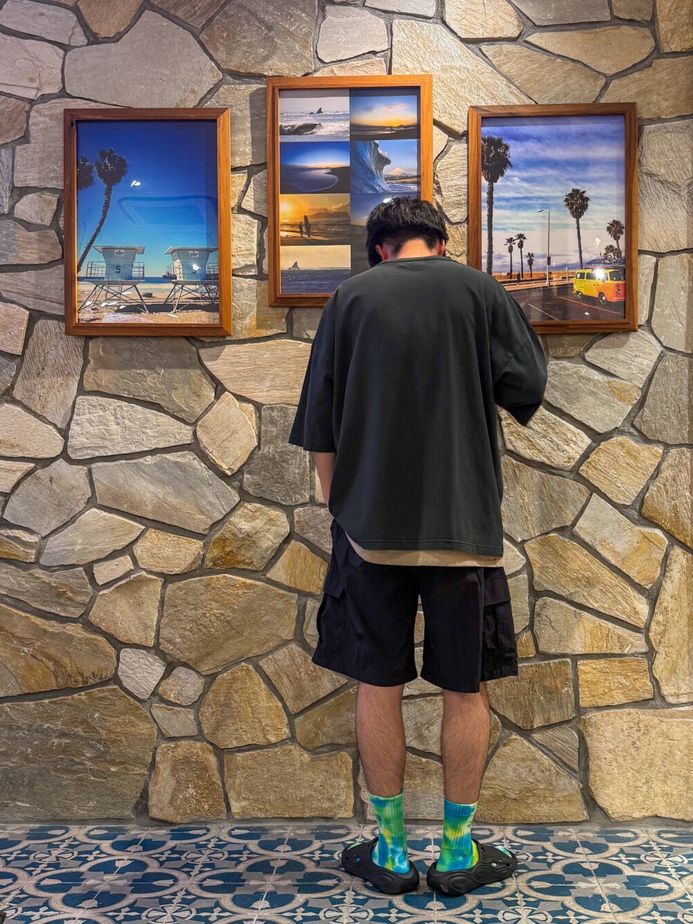 ブラック系のサンダル、ブラック系のその他パンツ、ブラック系のTシャツ/カットソーを着用したメンズの夏コーディネートの2枚目の写真