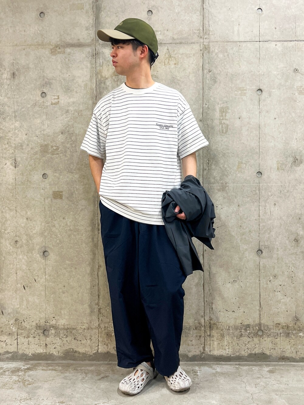 ホワイト系のTシャツ/カットソー、グレー系のシャツ/ブラウス、グレー系のサンダルを着用したメンズの春コーディネートの2枚目の写真