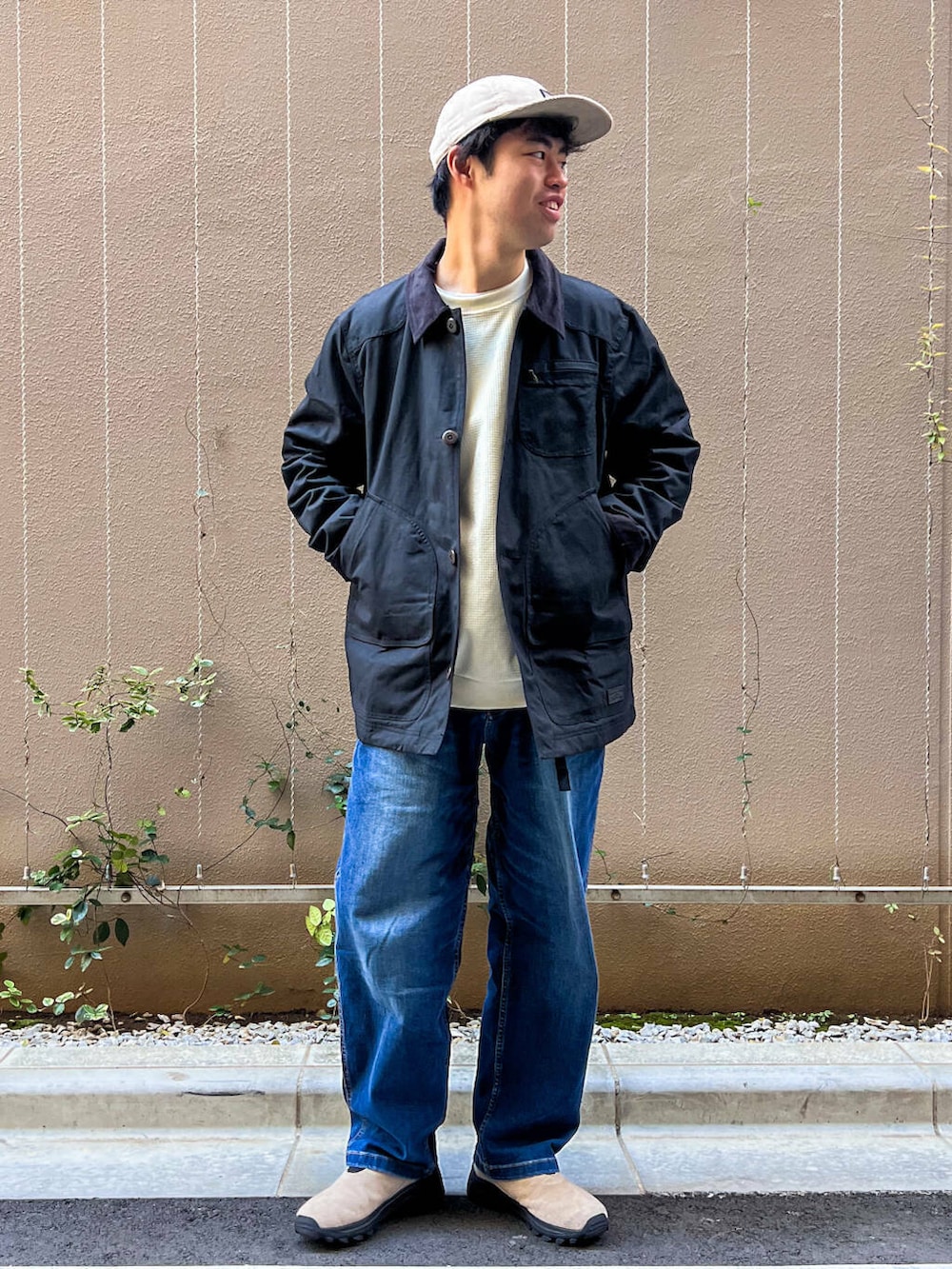 ブルー系のデニムパンツ、ホワイト系のスウェット、ブラック系のテーラードジャケットを着用したメンズの冬コーディネートの3枚目の写真