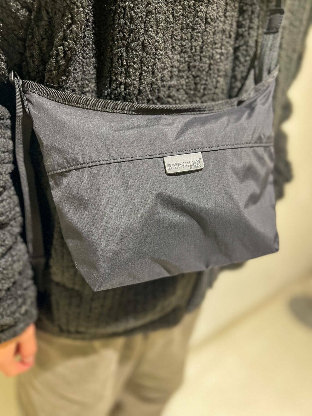 ブラウン系のその他パンツ、グレー系のスウェット、ブラック系のブルゾンを着用したメンズの秋コーディネートの4枚目の写真