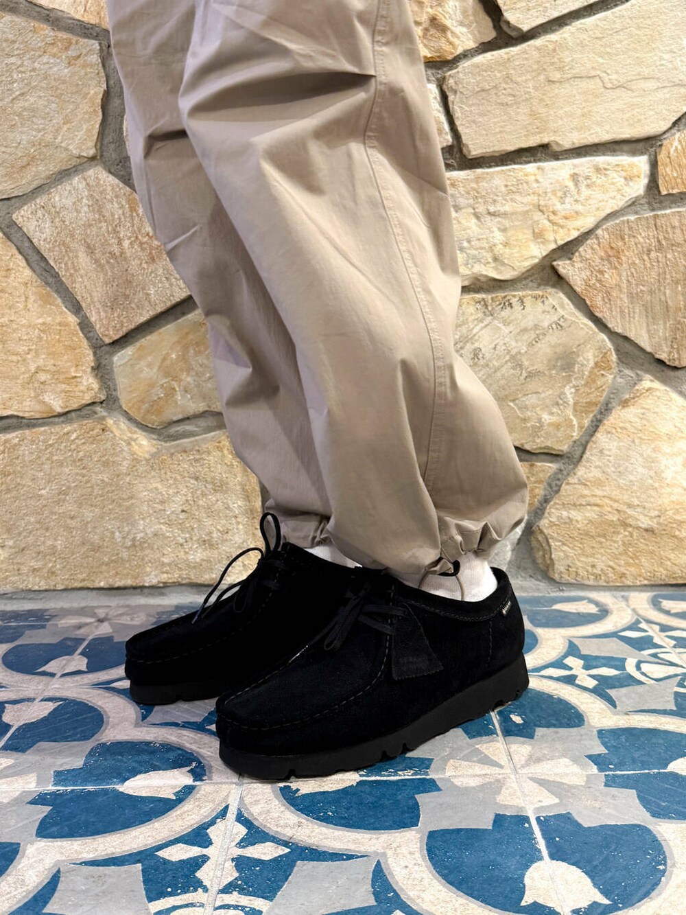 「シンプル、カジュアル、clarks、urbanresearchdoors、オーバーサイズ、ロンT、ナイロン、シンプルコーデ、FORK&SPOON、SonnyLabel、アウトドア、リュック、パンツ、旅行、newarrival」|「ClarksのClarks WallabeeGTX(ブーツ、ブラック系)」を使った、takahiroさん(メンズ・179cm)の春コーディネートの6枚目の写真