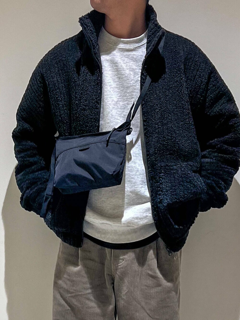 ブラウン系のその他パンツ、グレー系のスウェット、ブラック系のブルゾンを着用したメンズの秋コーディネートの3枚目の写真