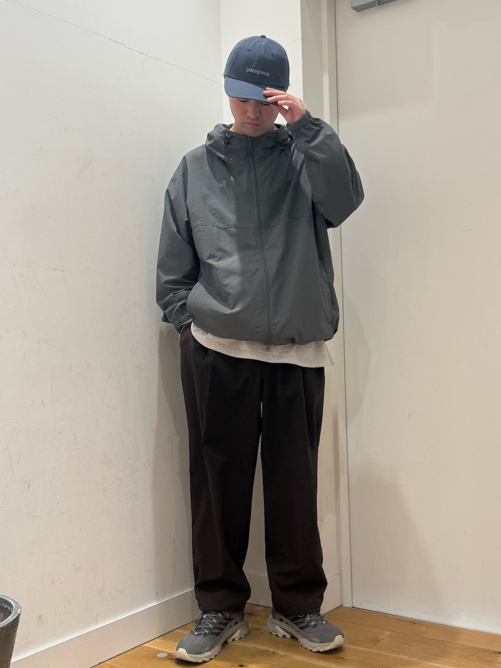 グレー系のナイロンジャケット、グレー系のTシャツ/カットソー、ブラウン系のその他パンツを着用したメンズの春コーディネートの2枚目の写真