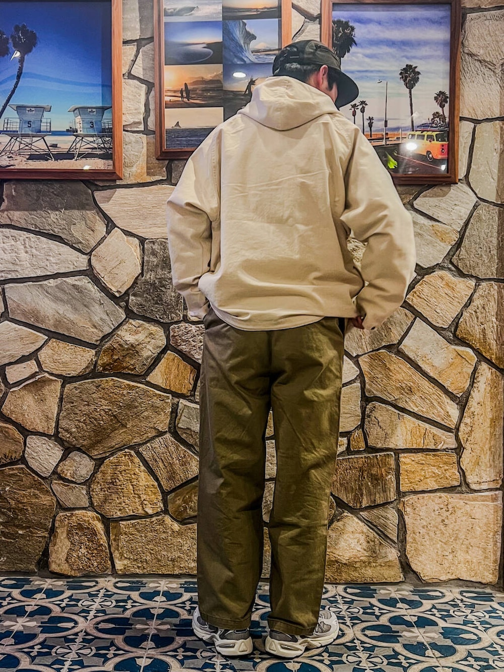 ベージュ系のその他パンツ、ホワイト系のその他アウターを着用したメンズの冬コーディネートの2枚目の写真