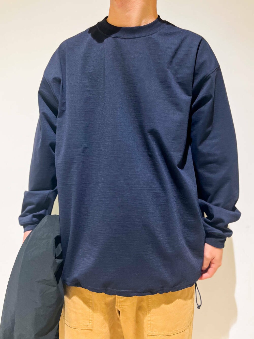 イエロー系のその他パンツ、ブルー系のTシャツ/カットソー、ブラック系のその他アウターを着用したメンズの秋コーディネートの4枚目の写真