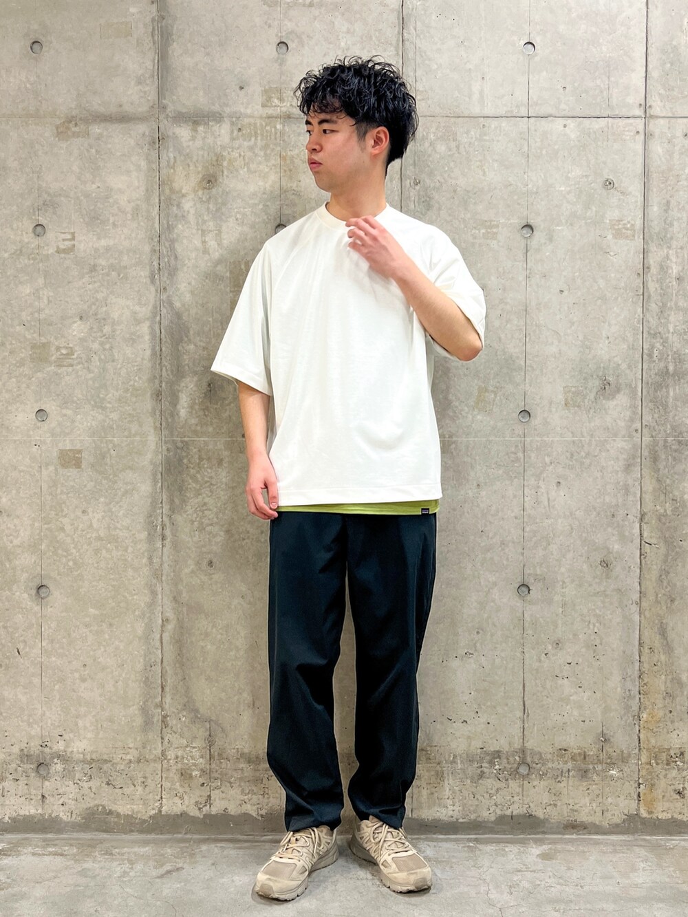 ホワイト系のTシャツ/カットソー、ベージュ系のショルダーバッグ、グレー系のその他パンツを着用したメンズの春コーディネートの2枚目の写真