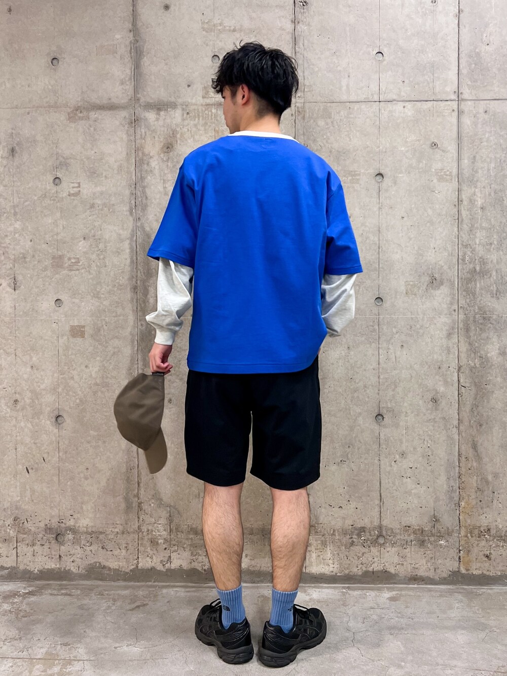 ブルー系のTシャツ/カットソー、ブラック系のその他パンツ、ホワイト系のTシャツ/カットソーを着用したメンズの夏コーディネートの3枚目の写真