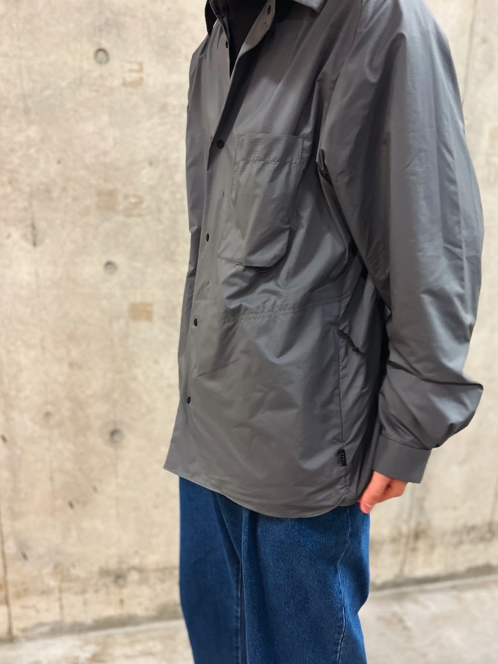 グレー系のTシャツ/カットソー、グレー系のシャツ/ブラウス、ブルー系のその他パンツを着用したメンズの春コーディネートの3枚目の写真