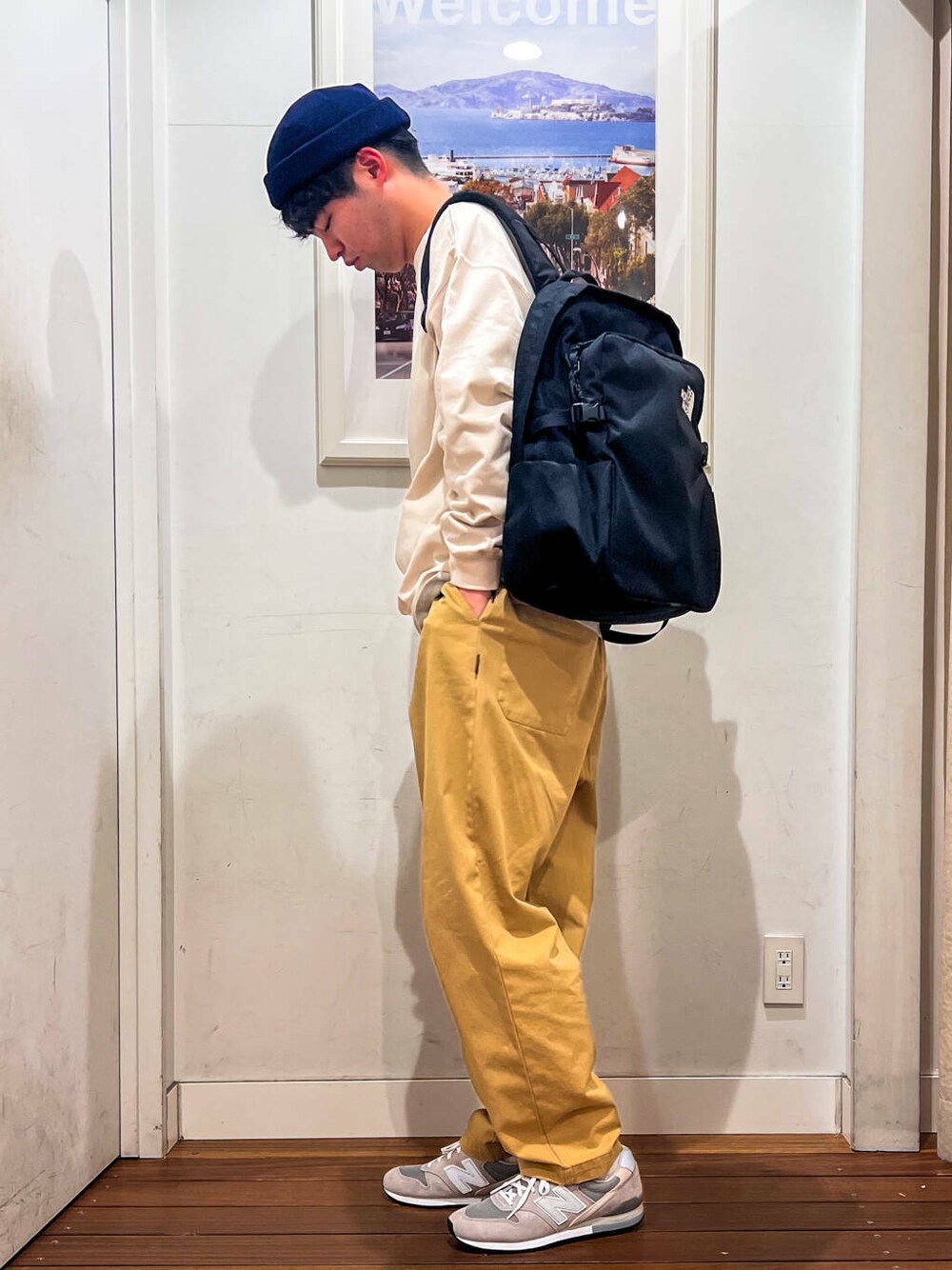 ホワイト系のTシャツ/カットソー、グレー系のスニーカー、ベージュ系のその他パンツを着用したメンズの冬コーディネートの3枚目の写真