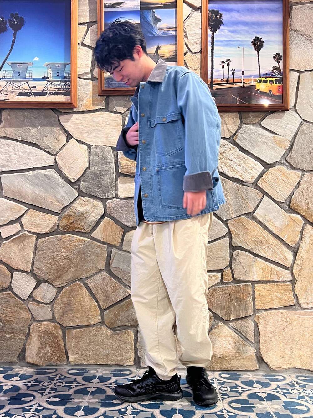 グレー系のスウェット、ブルー系のカバーオールを着用したメンズの冬コーディネートの3枚目の写真