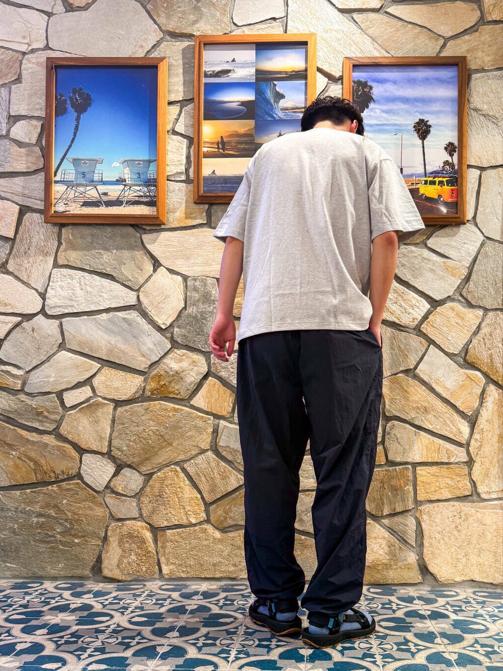 ブルー系のその他パンツ、グレー系のTシャツ/カットソー、ブラック系のサンダルを着用したメンズの春コーディネートの2枚目の写真