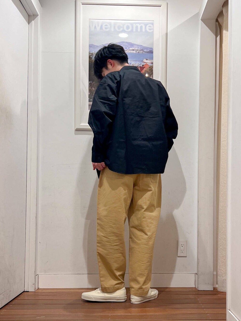 ブラック系のシャツ/ブラウス、ベージュ系のその他パンツ、ホワイト系のスニーカーを着用したメンズの冬コーディネートの3枚目の写真