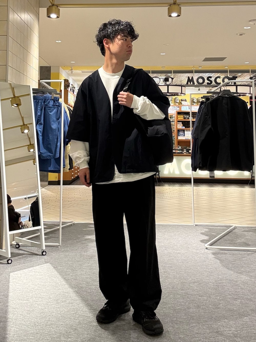 ブルー系のシャツ/ブラウス、ホワイト系のTシャツ/カットソー、ブラック系のバックパック/リュックを着用したメンズの春コーディネートの2枚目の写真